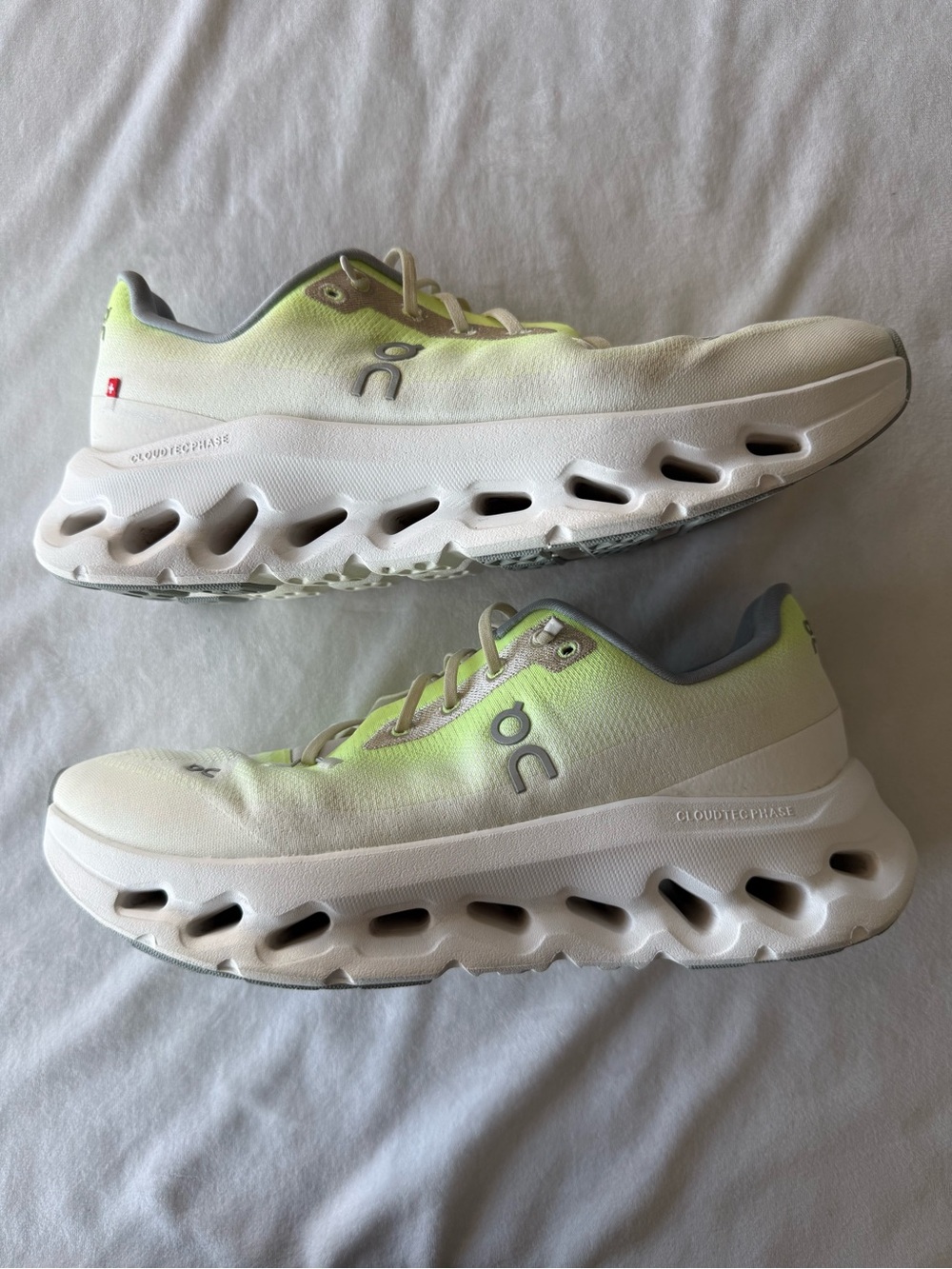 On Cloudtilt women’s 9.5 lime ivory running shoes